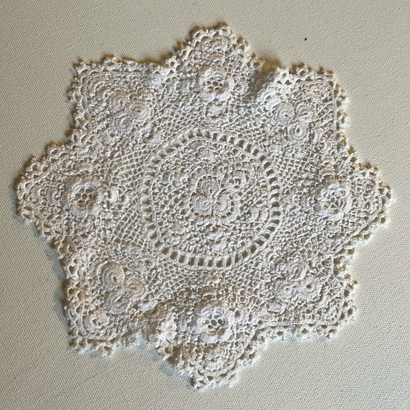Assorted (6) vintage crocheted doilies - Picture 2 of 6
